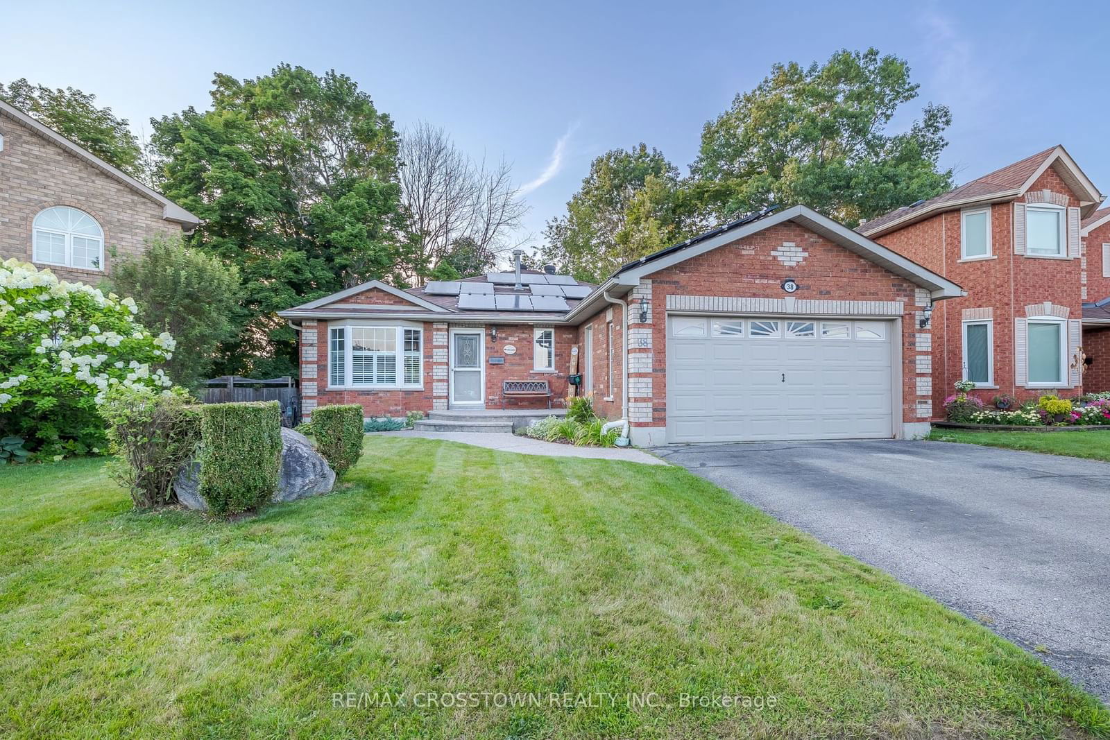 Detached House for sale at 38 Crompton Drive, Barrie, Little Lake, L4M 6N1 - MLS: S11936597