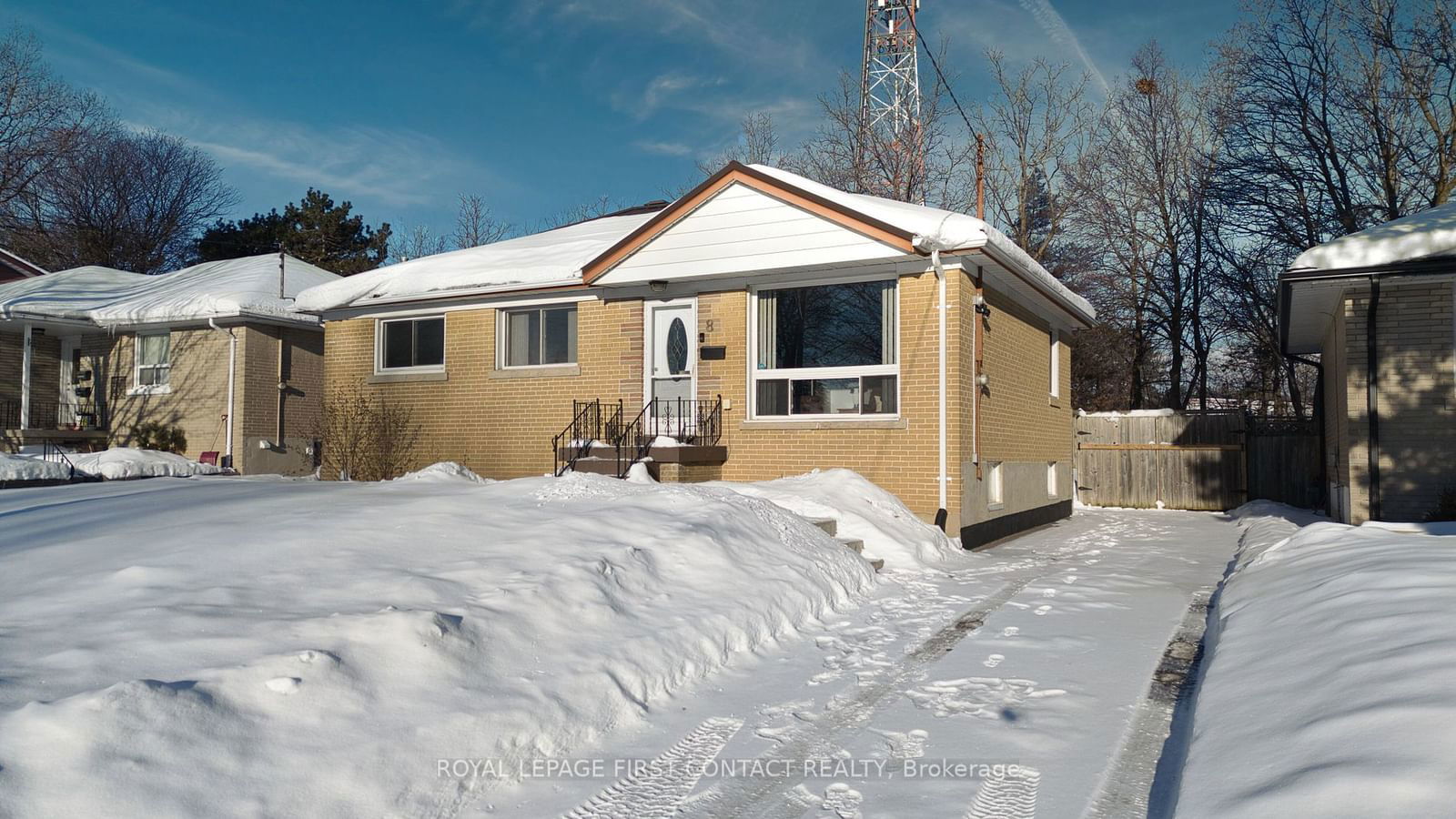 Detached House for sale at 8 Agnes Street, Barrie, City Centre, L4M 2S2 - MLS: S11936897