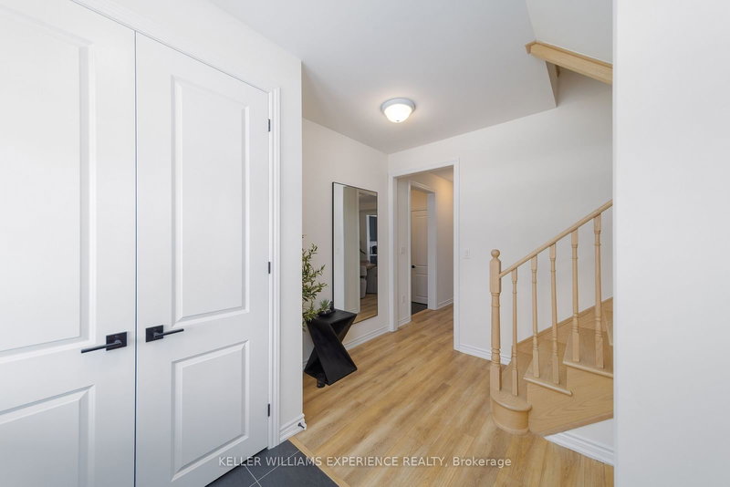 26 Sanford Circ, Springwater, L9X 2A8 | Image 3