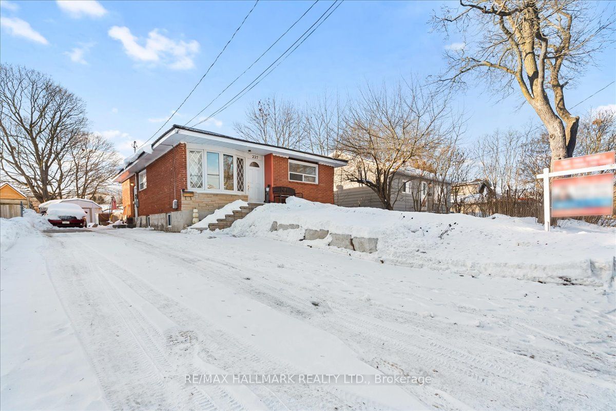 Detached House for sale at 227 Southview Road, Barrie, South Shore, L4N 3X6 - MLS: S11939396