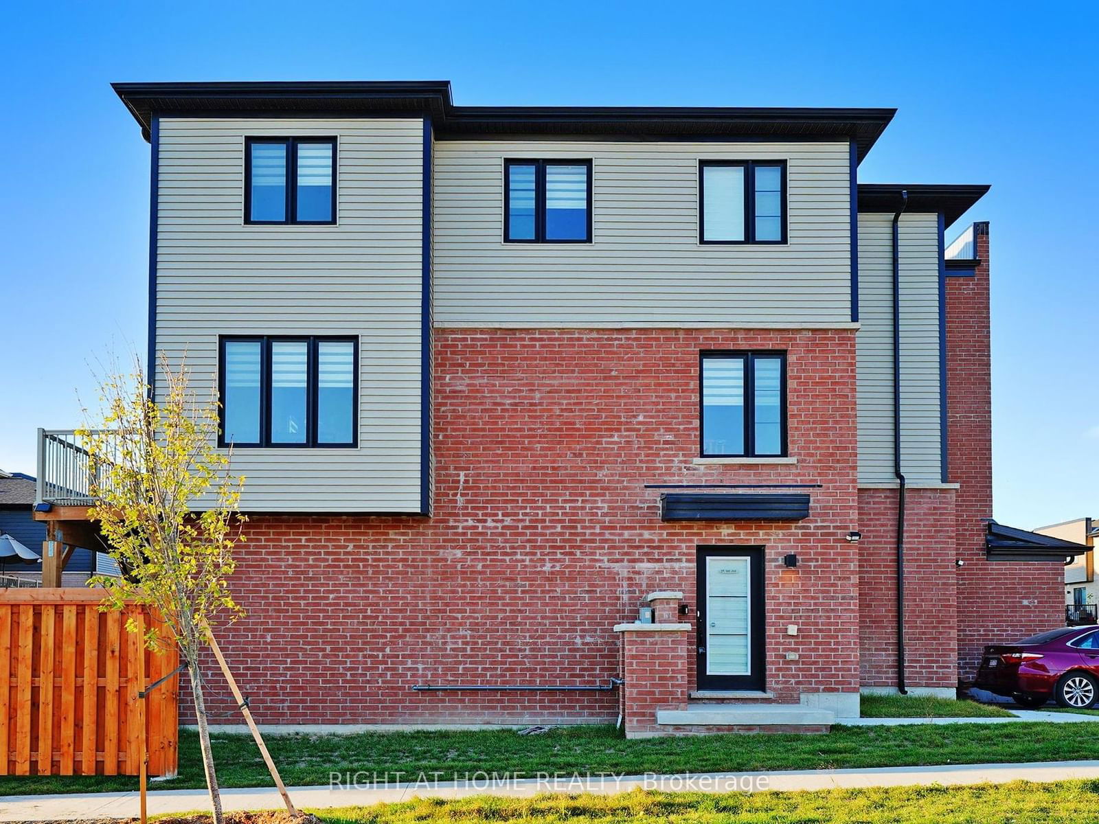 Townhouse for sale at 39 Hay Lane, Barrie, Rural Barrie Southeast, L9J 0T8 - MLS: S11956394