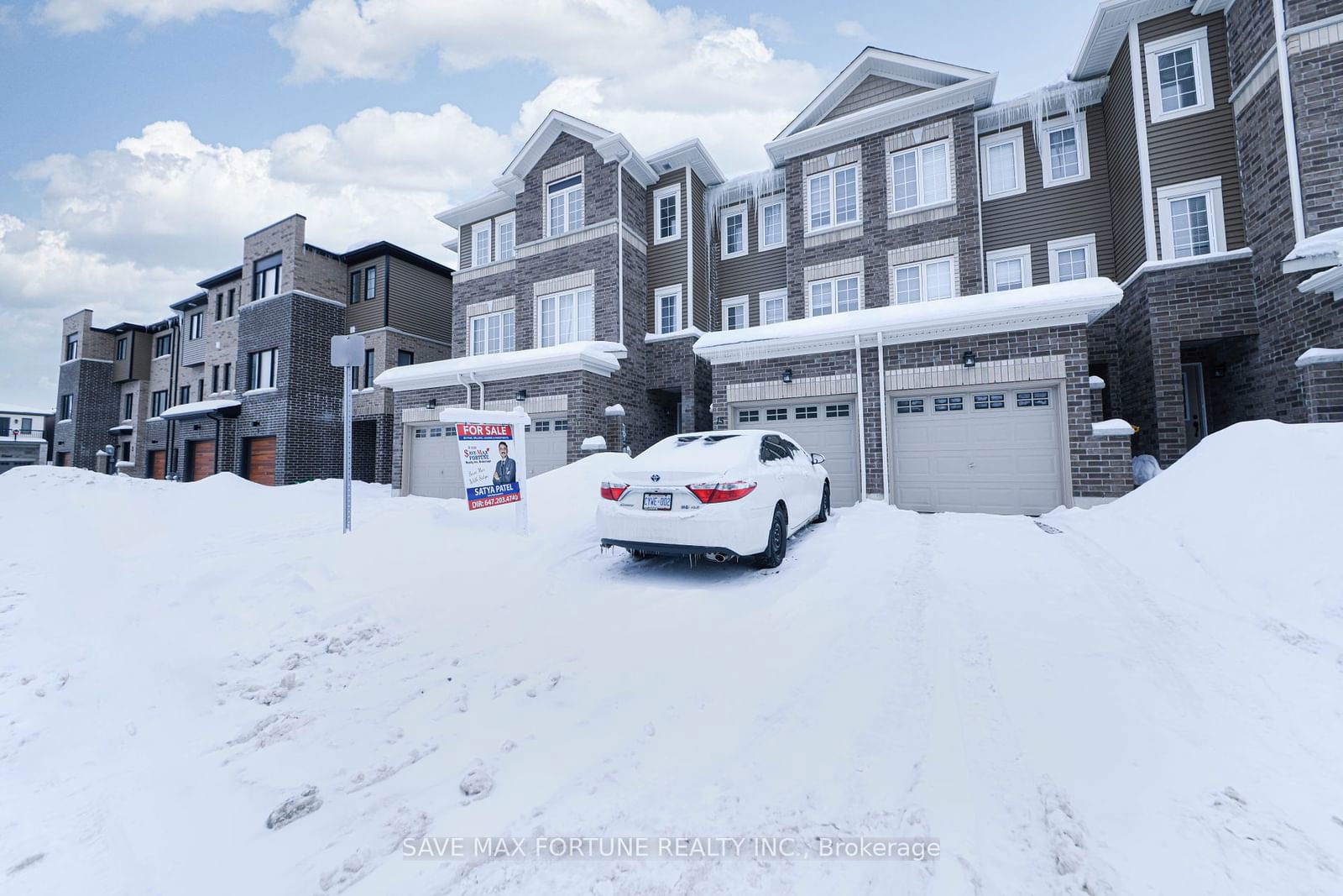 Townhouse for sale at 15 Pumpkin Corner Crescent, Barrie, Rural Barrie Southeast, L9J 0T5 - MLS: S11956496