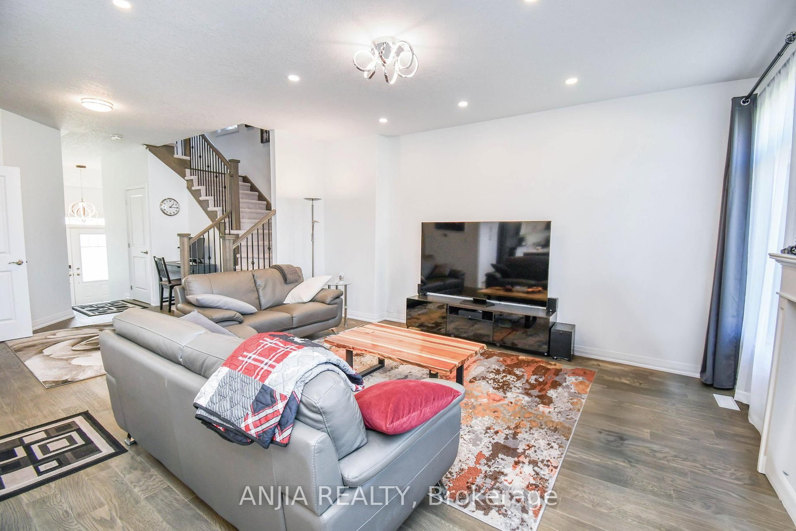 Listing Image 7