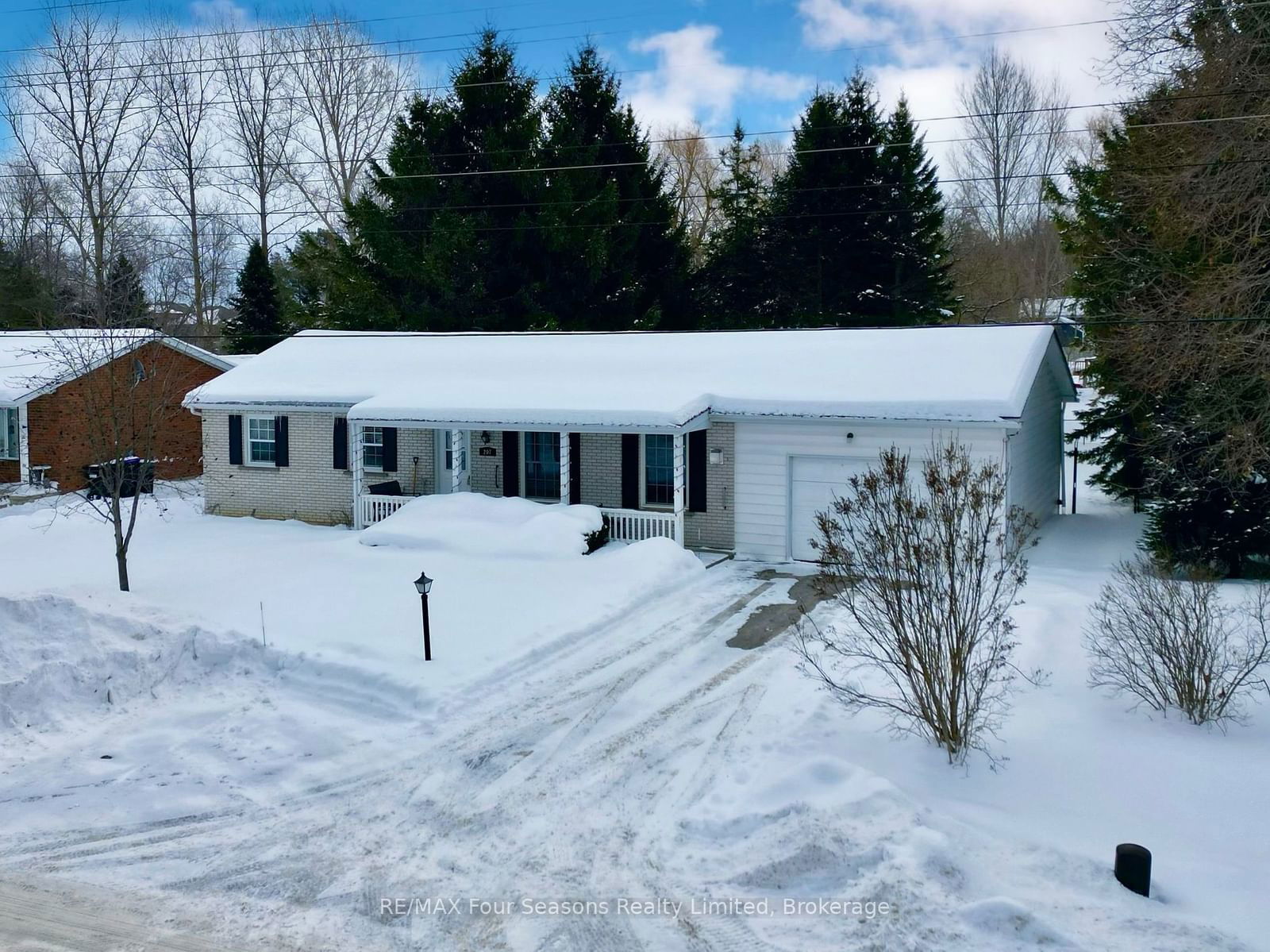 Building at 207 CHRISTOPHER Street, Clearview, Stayner