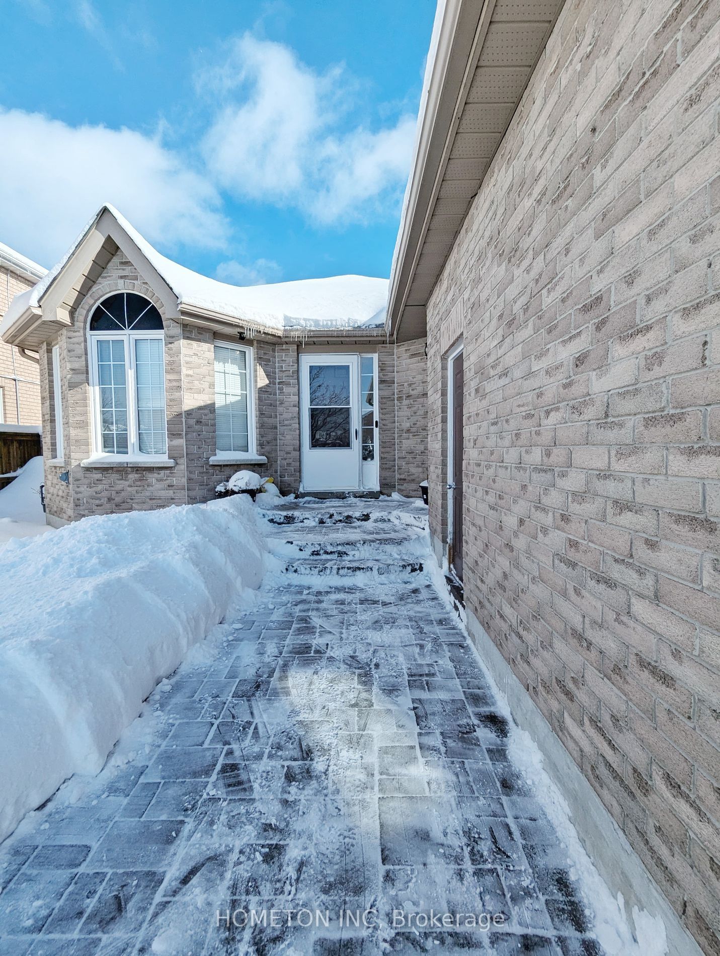 Detached House for lease at (UPPER Level)-65 Wismer Avenue, Barrie, Northwest, L4N 9T9 - MLS: S11972022