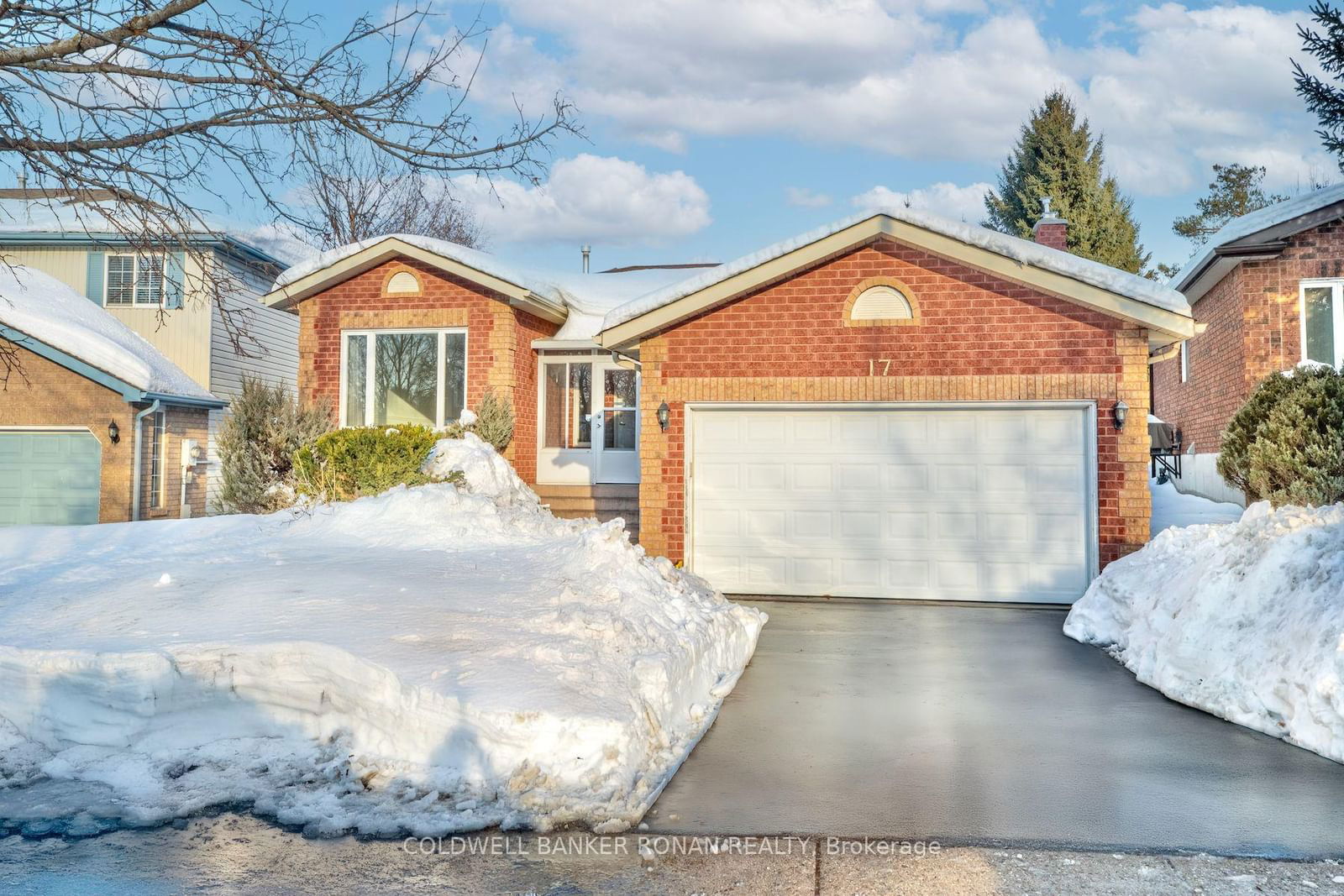 Detached House for sale at 17 Mayfair Drive, Barrie, Ardagh, L4N 6Y7 - MLS: S11989772