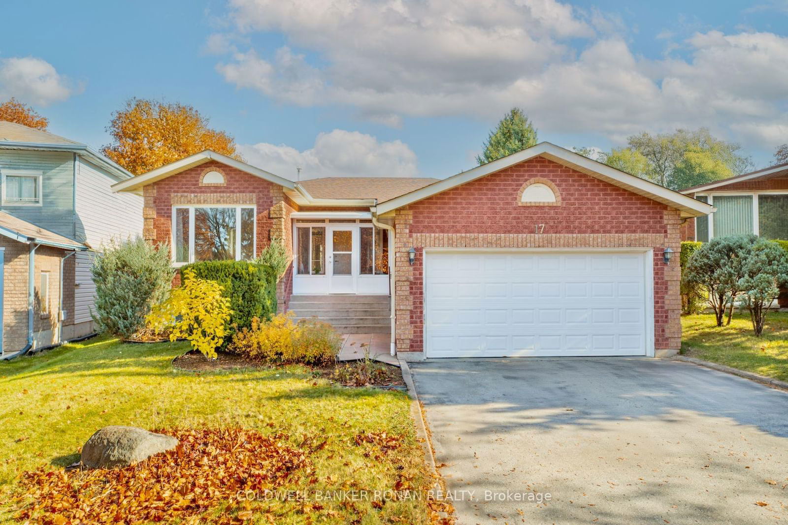 Detached House for sale at 17 Mayfair Drive, Barrie, Ardagh, L4N 6Y7 - MLS: S11989772