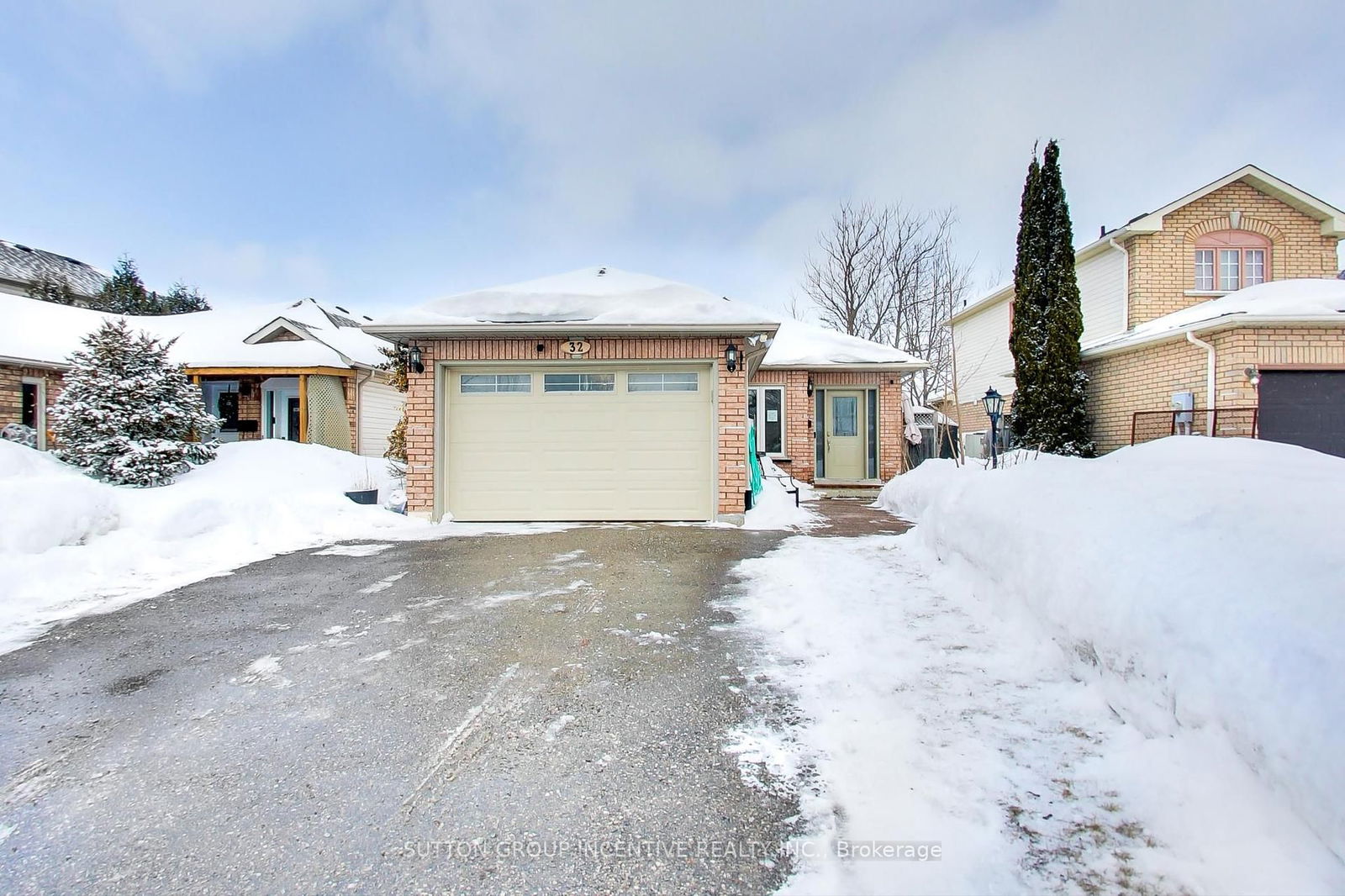 Detached House for sale at 32 Gore Drive, Barrie, Ardagh, L4N 8L3 - MLS: S12003226