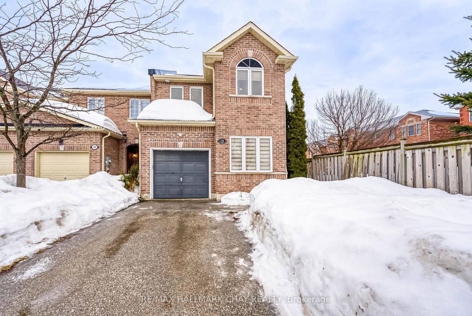 Townhouse sold at 122 Stanley Street, Barrie, East Bayfield, L4M 6V5 - MLS: S12004859