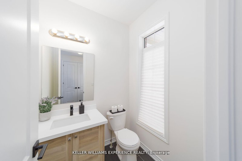 26 Sanford Circ, Springwater, L9X 2A8 | Image 2