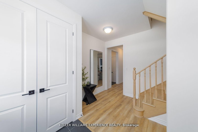 26 Sanford Circ, Springwater, L9X 2A8 | Image 3
