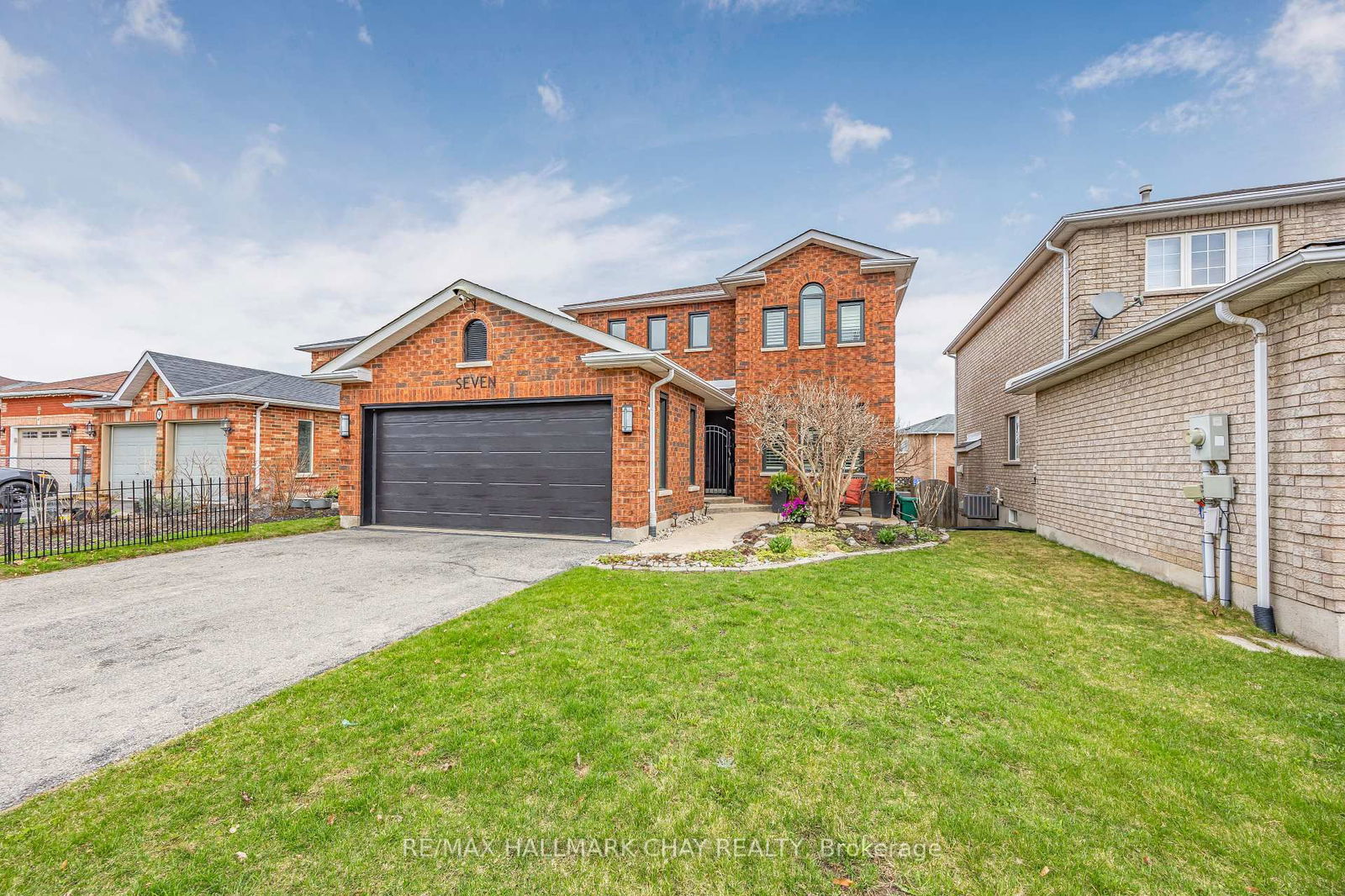 Detached House for sale at 7 Ryan Court, Barrie, Little Lake, L4M 6N7 - MLS: S12065623