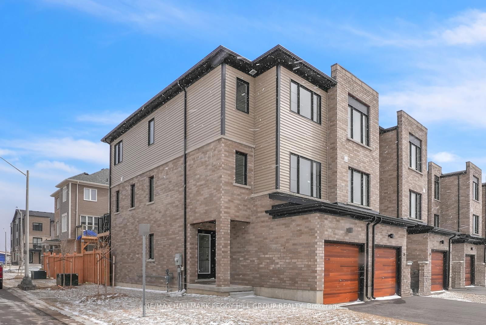Townhouse sold at 30 Pumpkin Corner Crescent, Barrie, Rural Barrie Southeast, L9J 0T6 - MLS: S12077059