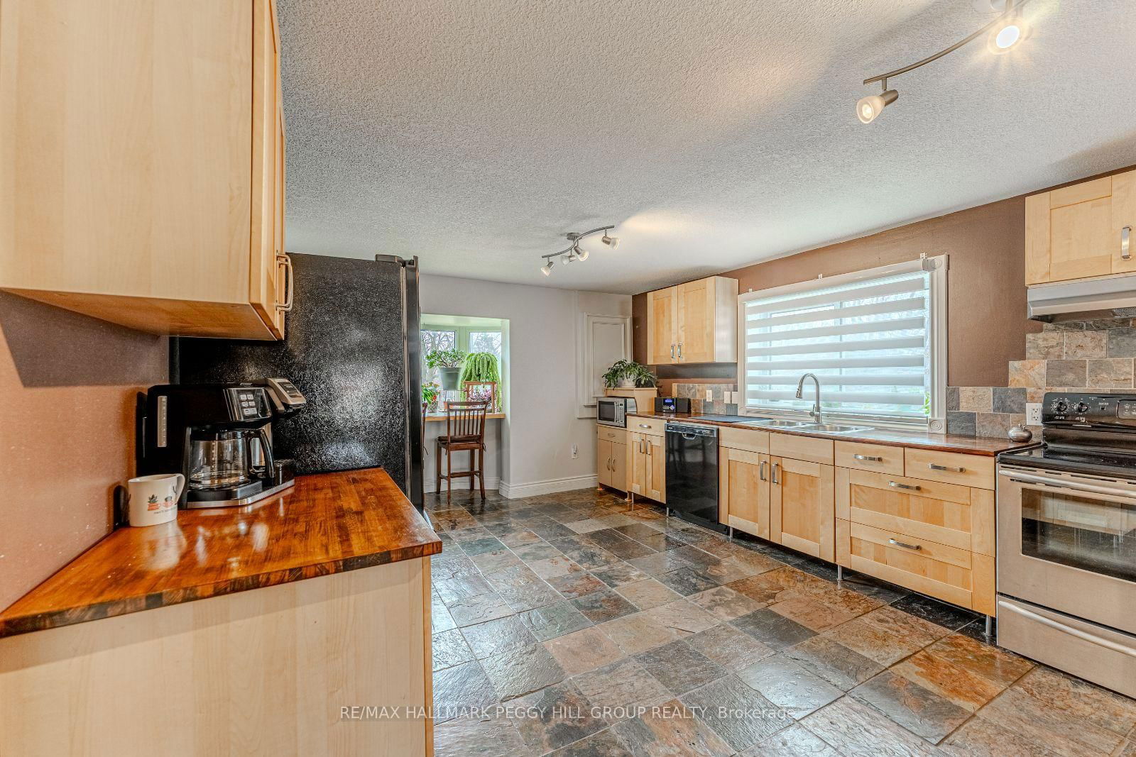 Detached House for sale at 20 Ferris Lane, Barrie, Cundles East, L4M 2X7 - MLS: S12088652