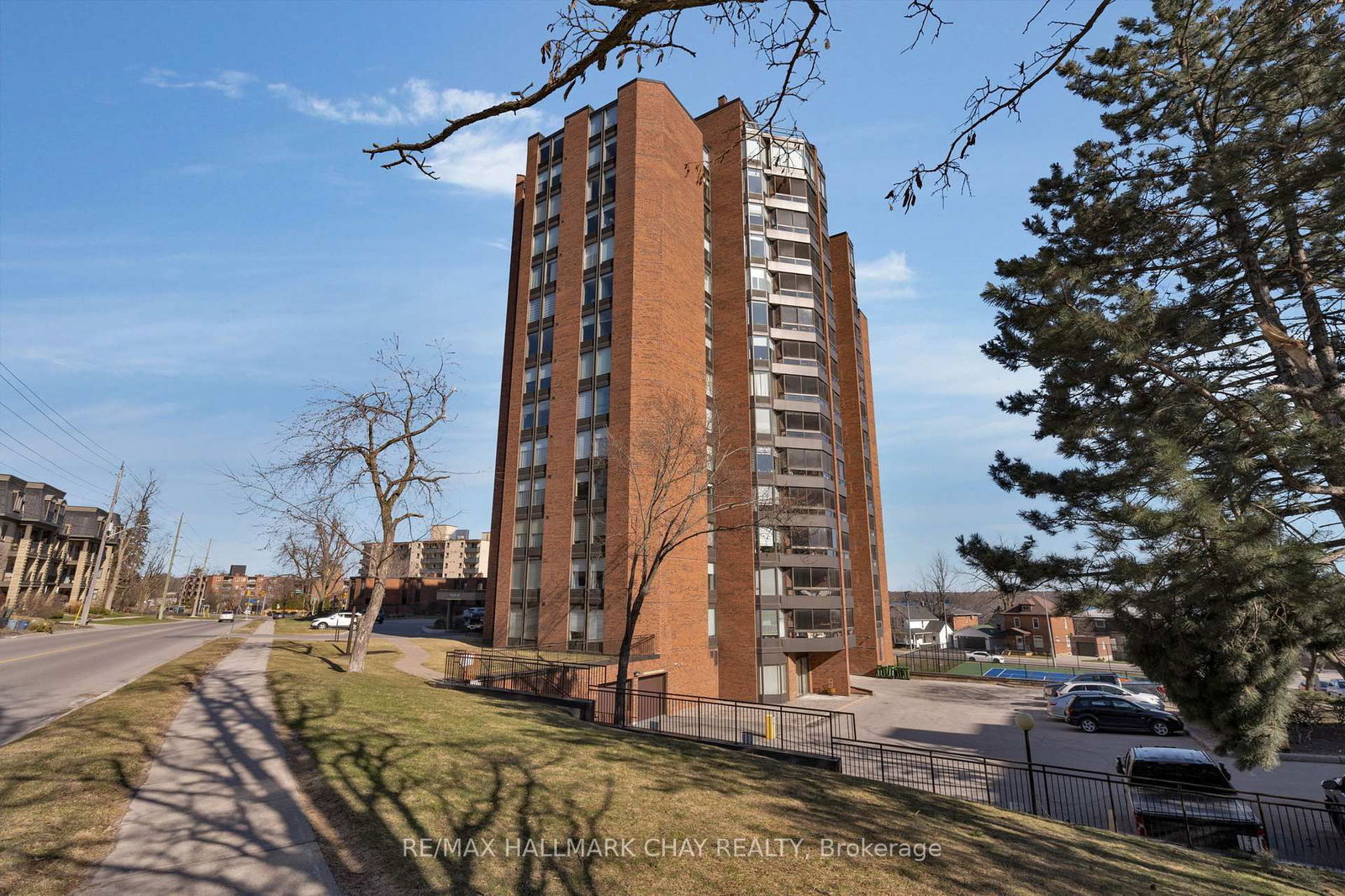 Condo for sale at 1403-181 Collier Street, Barrie, North Shore, L4M 5L6 - MLS: S12095128