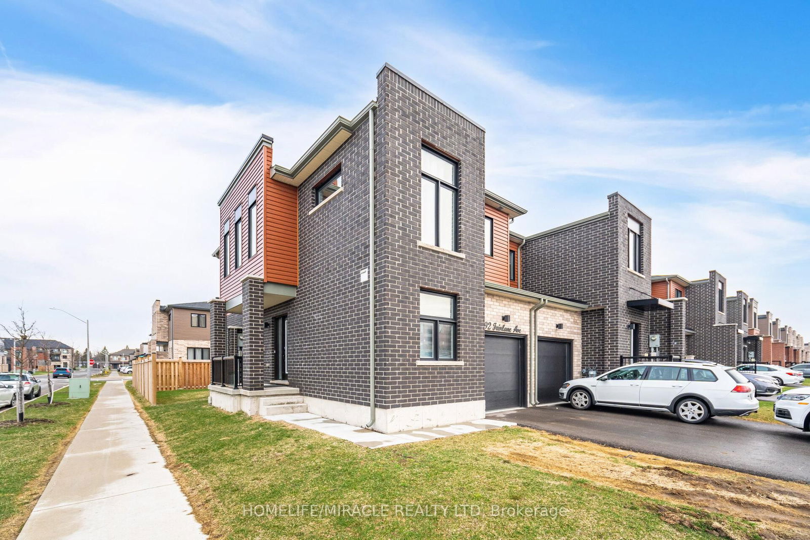 Townhouse for sale at 92 Fairlane Avenue, Barrie, Painswick South, L9J 0M9 - MLS: S12097446