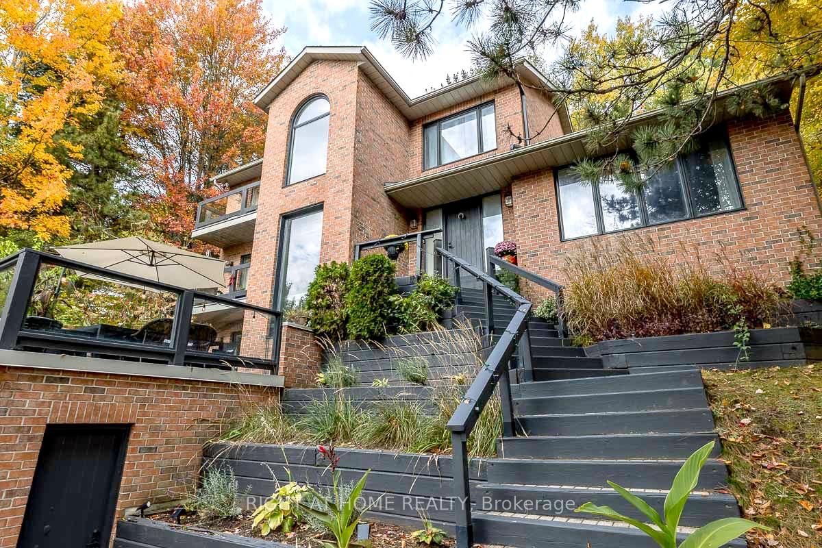 Detached House for sale at 30 Pooles Road, Springwater, Midhurst, L0L 1X0 - MLS: S12101150