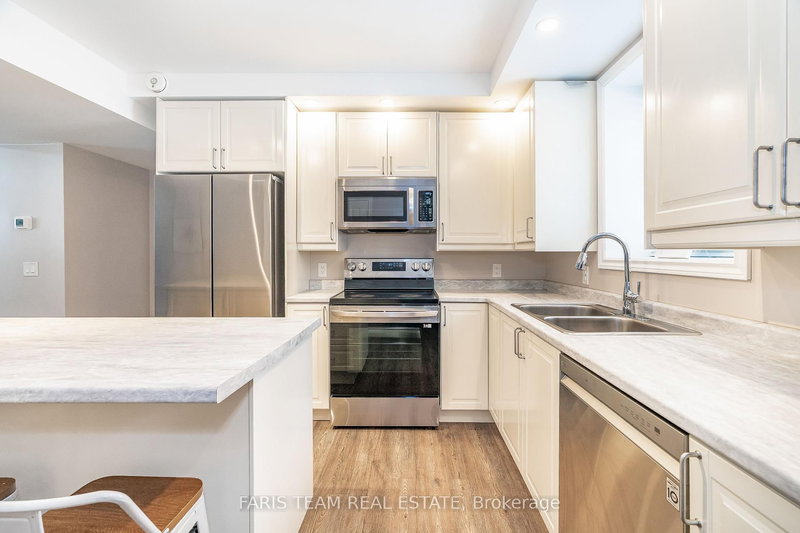 2082 Centre Ave, Severn, L3V 6H3 | Image 3