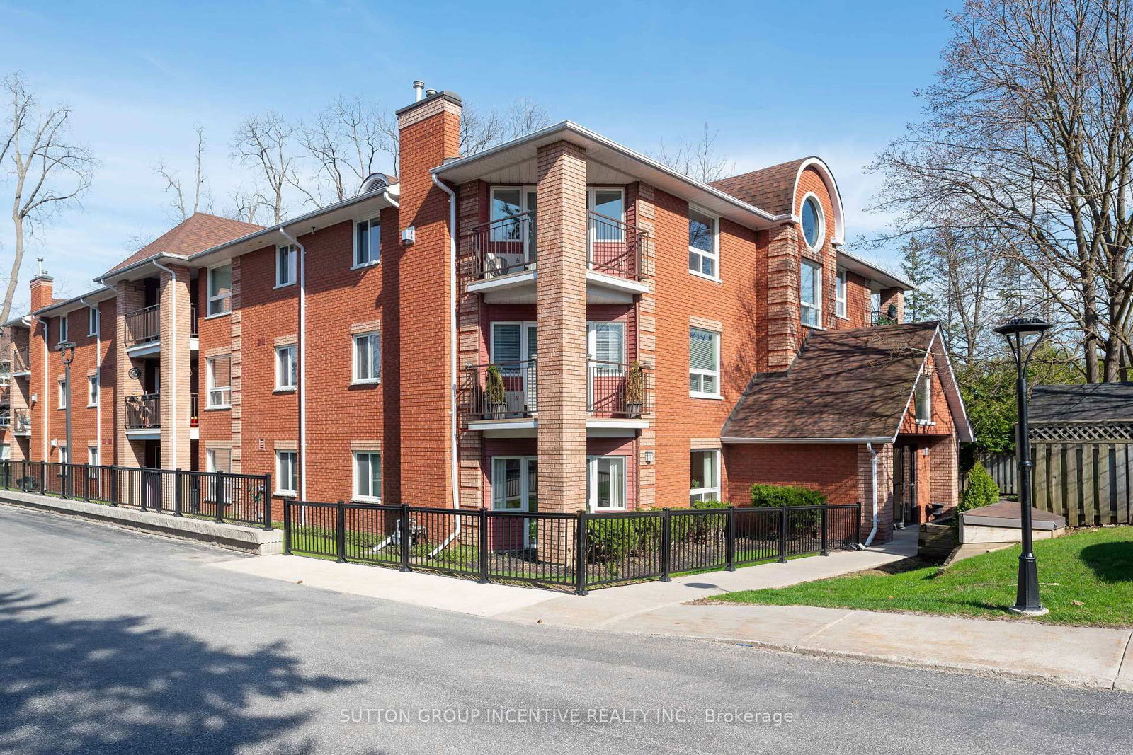 Condo for sale at 305-131 Clapperton Street, Barrie, Wellington, L4M 3G3 - MLS: S12112423