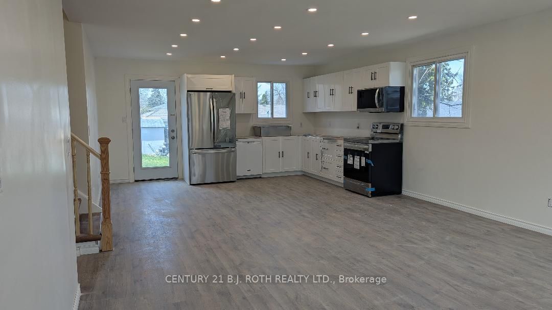Detached House for lease at Upper-20 Meadowland Avenue, Barrie, Allandale Heights, L4N 2Y4 - MLS: S12116075