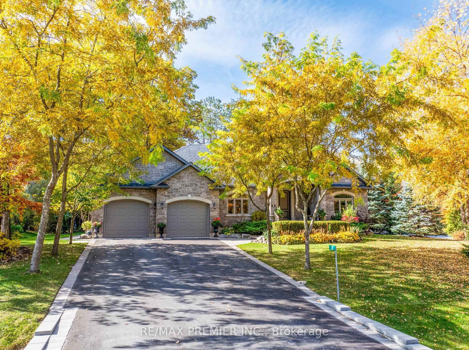 Detached House for sale at 2 Hilltop Court, Springwater, Snow Valley, L0L 1Y3 - MLS: S12116699