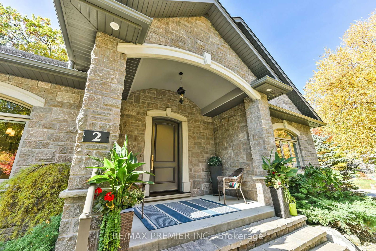 Detached House for sale at 2 Hilltop Court, Springwater, Snow Valley, L0L 1Y3 - MLS: S12116699
