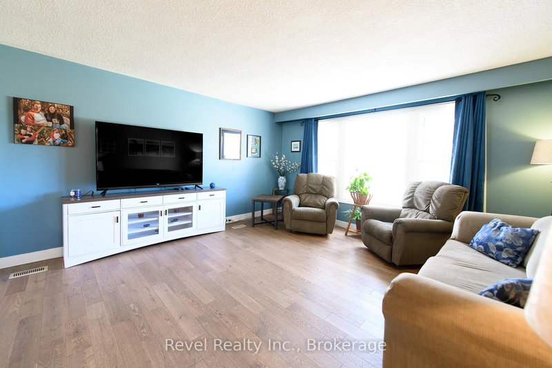 9 Frederick Dr, Wasaga Beach, L9Z 1P9 | Image 3