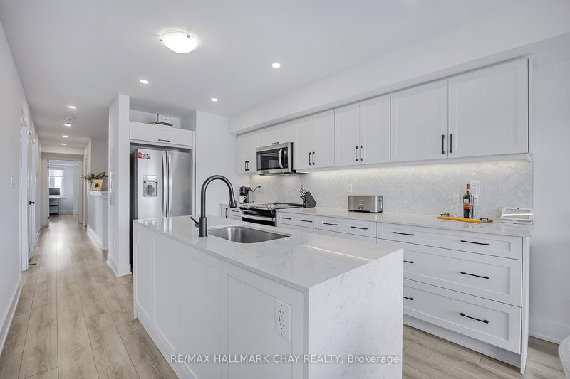 9 - 31 Pumpkin Corner Cres, Barrie, L9J 0C2 | Image 2