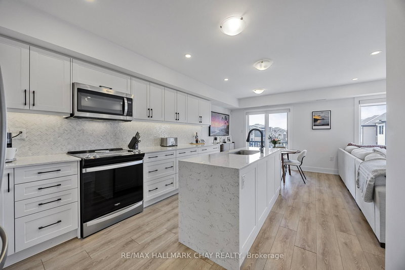 9 - 31 Pumpkin Corner Cres, Barrie, L9J 0C2 | Image 3