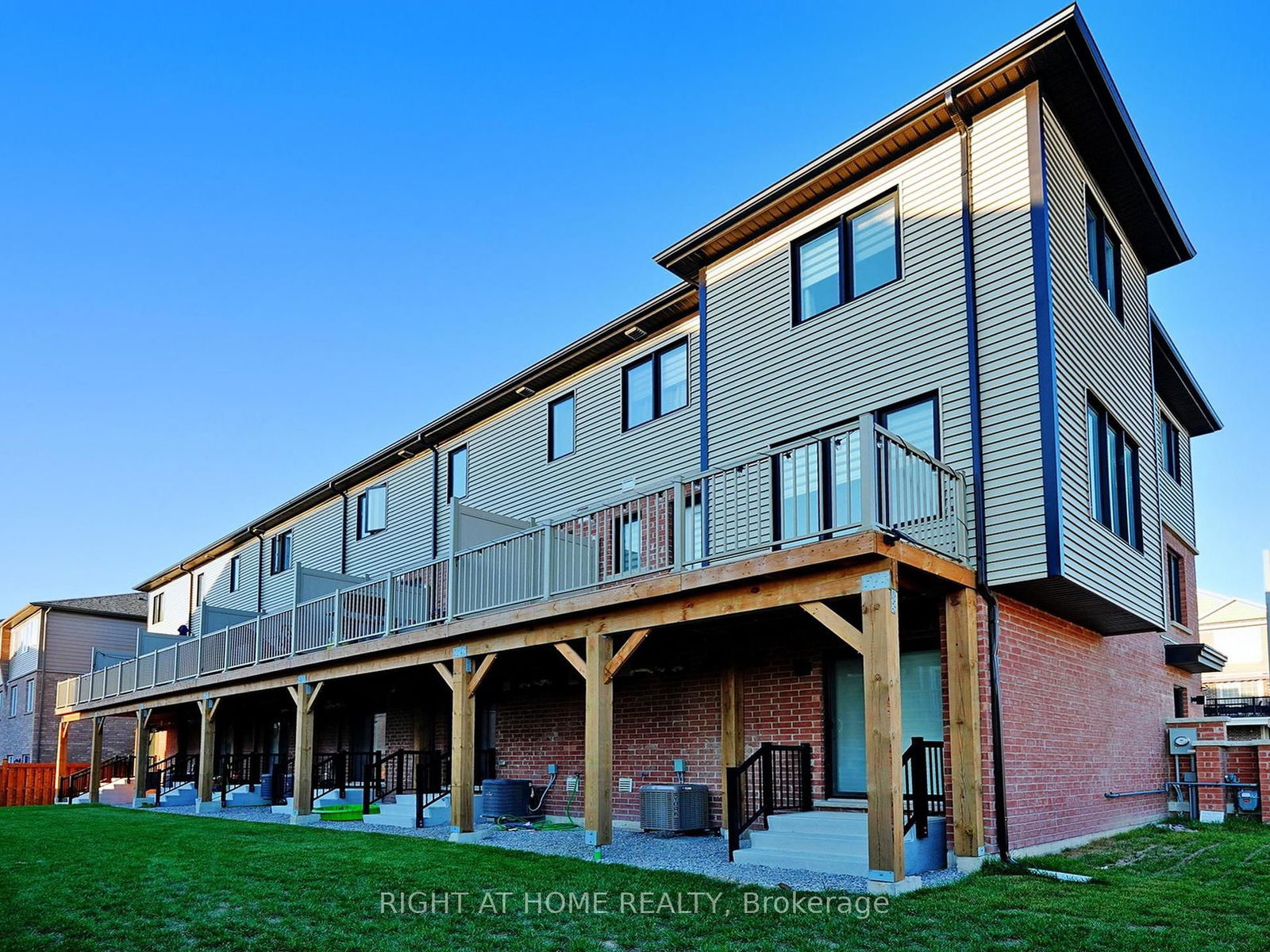 Townhouse for sale at 39 Hay Lane, Barrie, Rural Barrie Southeast, L9J 0T8 - MLS: S12152661