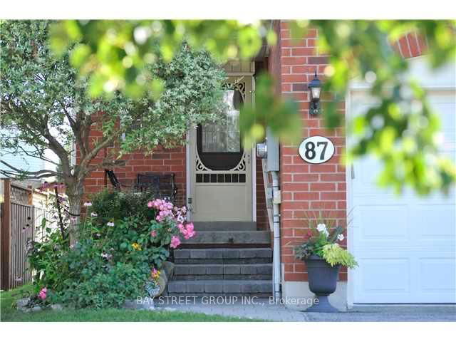87 Pickett Crescent