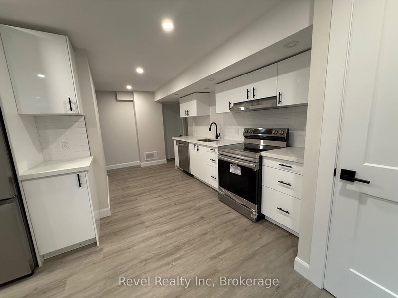 29 Hewitt Pl, Barrie, L4M 7B3 | Image 2