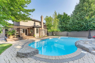 15 Cityview Circ, Barrie - Holly image-0-4