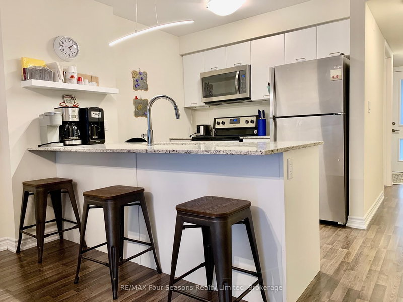 102 - 4 Cove Crt, Collingwood, L9Y 0Y6 | Image 3