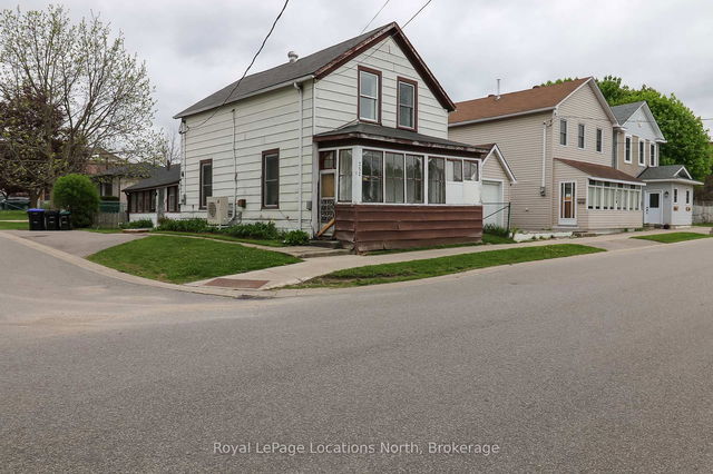 252 Simcoe Street