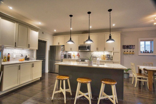 71 Versailles Crescent