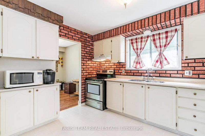 1059 Glen Mhor Cres, Midland, L4R 4P5 | Image 3