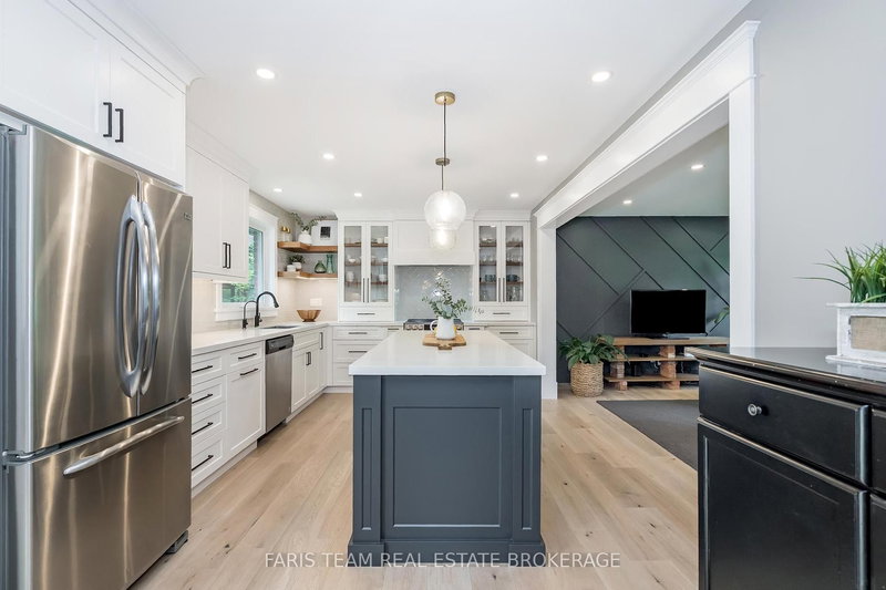 8 Malta Cres, Springwater, L9X 0P2 | Image 3