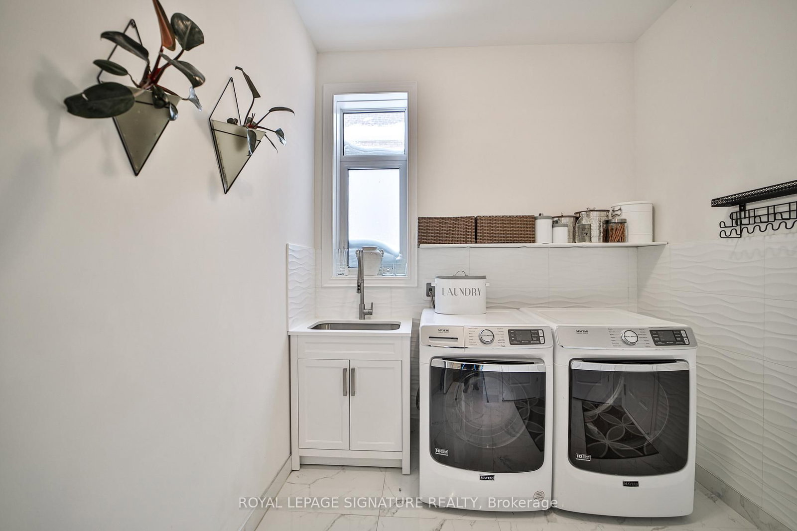 Detached House sold at 27 Moreau Way, Springwater, Ontario, L9X 0S6 - Centre Vespra - MLS: S12343653