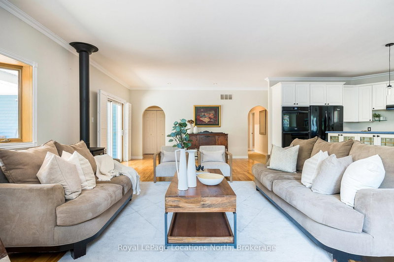 9 Georgian Crt, Collingwood, L9Y 4W5 | Image 2