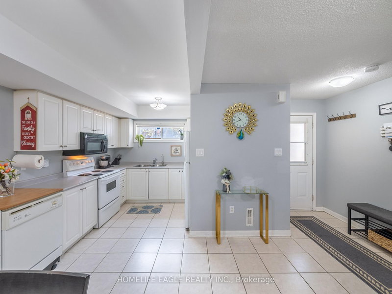 13 - 235 Ferndale Dr S, Barrie, L4N 0T6 | Image 2