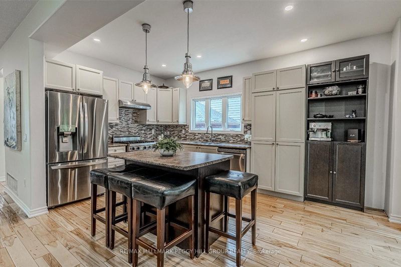 11 Oakmont Ave, Oro-Medonte, L0L 2L0 | Image 2