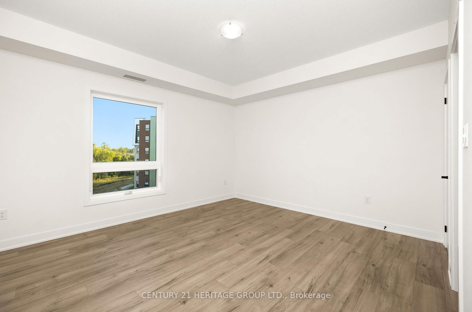 Condo sold at 402-1 Chef Lane, Barrie, Ontario, L9J 0T1 - Innis-Shore - MLS: S12368564