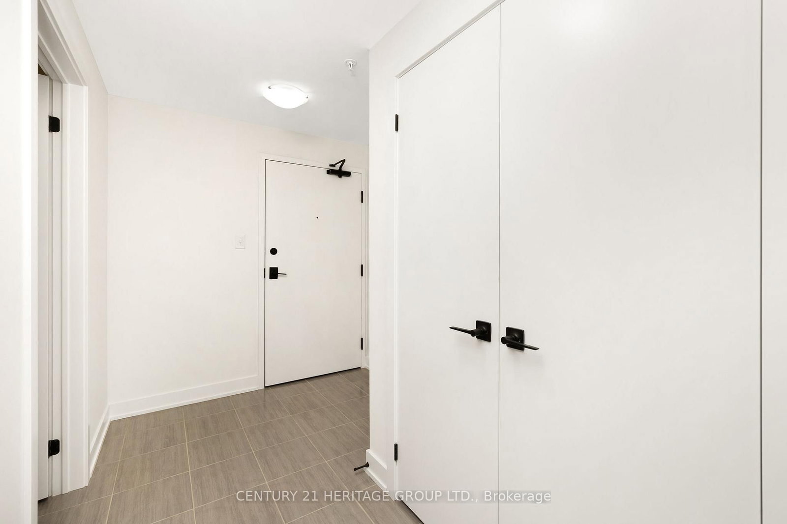 Condo sold at 402-1 Chef Lane, Barrie, Ontario, L9J 0T1 - Innis-Shore - MLS: S12368564