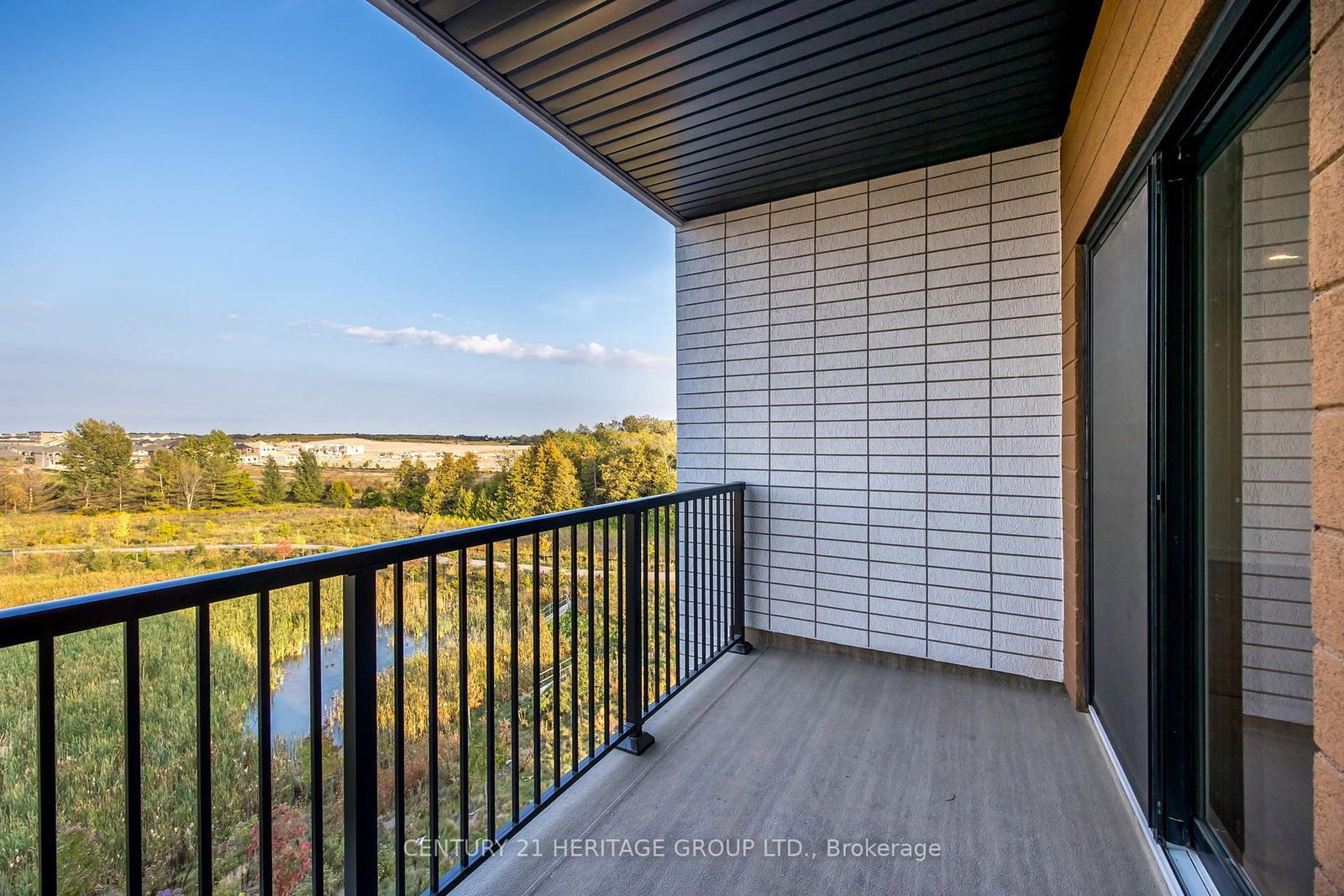 Condo sold at 402-1 Chef Lane, Barrie, Ontario, L9J 0T1 - Innis-Shore - MLS: S12368564