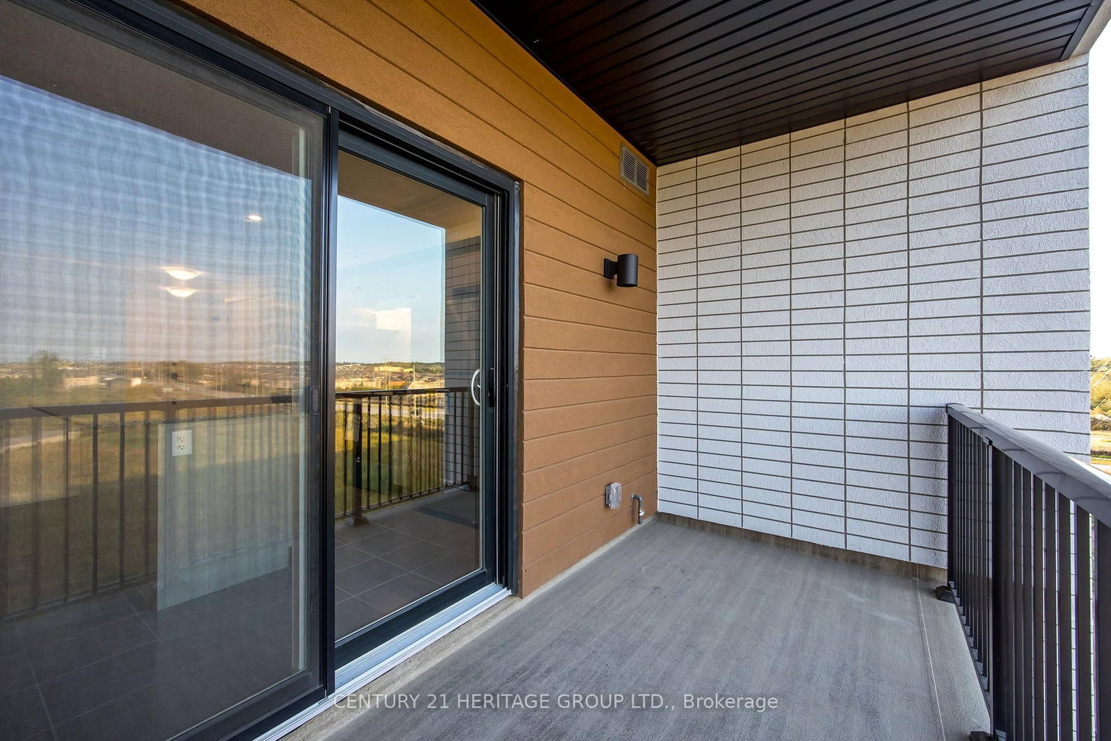 Condo sold at 402-1 Chef Lane, Barrie, Ontario, L9J 0T1 - Innis-Shore - MLS: S12368564