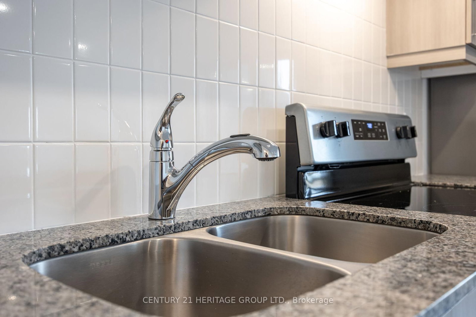 Condo sold at 402-1 Chef Lane, Barrie, Ontario, L9J 0T1 - Innis-Shore - MLS: S12368564