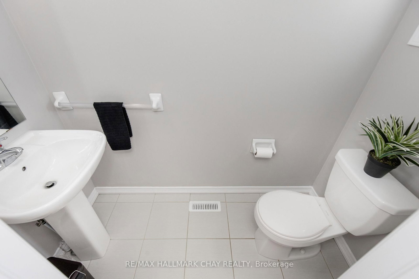 Townhouse sold at 82 Franks Way, Barrie, Ontario, L4N 3J1 - Allandale - MLS: S12376747