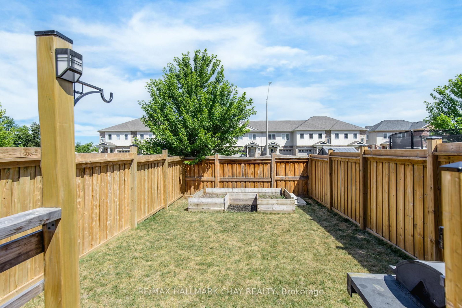 Townhouse sold at 82 Franks Way, Barrie, Ontario, L4N 3J1 - Allandale - MLS: S12376747