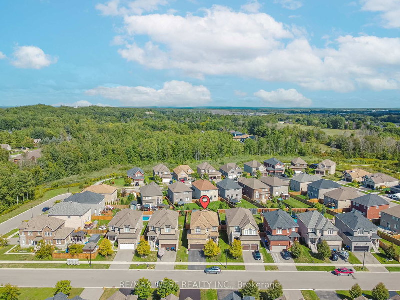 9 Academy Ave, Wasaga Beach, L9Z 1J4 | Image 2